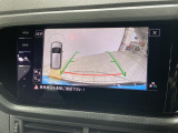ギアをリバースに入れると車両後方の映像を映し出します。画面にはガイドラインが表示され、車庫入れや縦列駐車などの際に安全確認をサポートします。