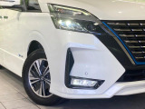 【LEDヘッドライト】悪天候や夜間走行時も良好な視界を確保し安心して運転できる高輝度LEDヘッドライトを装備!点灯速度が早く、消費電力も抑えられています。