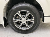 純正アルミホイール付きです。タイヤサイズは195/80R15になります。