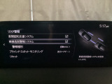 車線逸脱警報システムは、走行中にカメラで車線を検知して、自車が車線から逸脱する可能性があると判断した場合に、警報によりドライバーに通知します。