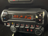 【オートエアコン】一度お好みの温度に設定すれば、車内の温度を検知し風量や温度を自動で調整。暑い&hellip;寒い&hellip;と何度もスイッチ操作をする必要はありません。快適な車内空間には必須の機能ですね♪