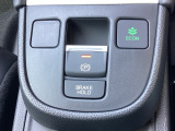 電子パーキングブレーキ、ブレーキホールド搭載!パーキングブレーキは手動で解除スムーズな発進が可能。ブレーキホールドは停車中に、ブレーキペダルを踏み続けなくても、自動的にブレーキを保持する機能です。
