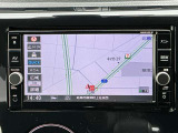 通信ユニット内蔵の日産純正メモリーナビ(MM318D-W)装備、スマホアプリと連動、音声対話検索などに対応した高機能ナビ。多彩なメディア再生