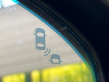 【ブラインドスポットインフォメーション】走行中、ドアミラーの死角になりやすい箇所に後続車が接近するとサイドミラー付近に警告を表示、ドライバーに注意喚起をしてくれます。