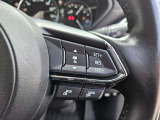 【マツダ・レーダー・クルーズ・コントロール (MRCC)】運転者がアクセルやブレーキを踏まなくても設定した速度での定速走行や先行車との車間距離を一定に保つ追従走行により、運転者の負担を軽減するシステムです。