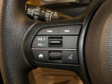 【ステアリングリモコン】ステアリングにオーディオ調節可能なスイッチが装備されていますので運転中でも視線をそらさずにオーディオの調節が可能です!