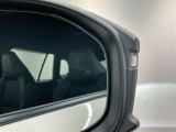ブラインドスポットモニター(BSM)を装備しています。隣を走る車両が死角に入るとミラー内LEDインジケーターが点灯。さらに、ウィンカーを出すとインジケーターが光って点滅して注意を促してくれます。