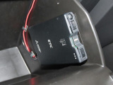 見栄えよくすっきりと収まるETC車載器です。高速道路の料金所をスムーズに通過でき、快適なドライブをサポートします。納車されたその日からすぐに遠出やロングドライブを楽しめます。