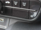 【シートヒーター(運転席側)】2段階で温度調節が可能なシートヒーターです。エアコンよりも早く温まるので、寒い日もカラダを温め、快適にドライブできます。