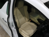 程よい硬さとホールド性が高いシートで長時間運転も快適です。