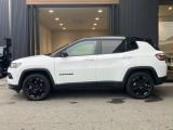 【ホイールアーチ】台形ホイールアーチはJeep伝統のデザインです。採用している理由は諸説ありますが、オフロードを走行する際にタイヤとボディが干渉しあわないよう配慮した作りにするためとなります。