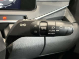 車外の明るさに応じでライトを点灯、消灯してくれるオートライト機能です☆お天気の良い昼間のトンネル走行などオートにしてると便利で安心です☆エンジン停止時にライトの消し忘れも無くなります☆