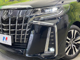 【シーケンシャルターンランプ付きLEDヘッドライト】人気の『流れるウィンカー』付きのLEDヘッドライトを装備♪高級感はもちろん、点灯時は存在感たっぷりで他車からも認識されやすく安心です。