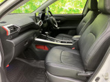 運転席からの視界は広く、運転操作もスムーズに行えます。シートの形状も工夫されており、体全体をしっかりとホールド。快適なドライビングをサポートします。