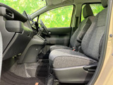 洗練された内装デザインが、上質な空間を演出。運転に集中できる、シンプルで機能的なレイアウトです。快適なドライブをサポートします。