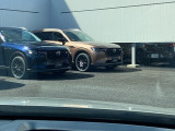 フロントガラス投影タイプのヘッドアップディスプレイを採用しています。現車速やナビルート案内、走行車線表示、前方車表示、交通標識表示など情報も多彩です。