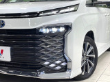 【LEDヘッドライト】悪天候や夜間走行時も良好な視界を確保し安心して運転できる高輝度LEDヘッドライトを装備!点灯速度が早く、消費電力も抑えられています。