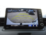 バックカメラの画像です。ガイドラインがスムースな車庫入れをサポートいたします。車庫入れの安心感がアップしますね。