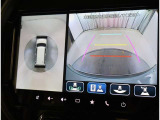 パノラミックビューモニター付きです。車両を上から見たような映像をディスプレイオーディオ画面に表示。運転席からの目視だけでは見にくい、車両周辺の状況をリアルタイムでしっかり確認できます。