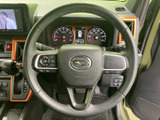 握りやすいステアリングは、運転の楽しさを高めます。オーディオやハンズフリー通話の操作もステアリングから可能で、運転に集中できます。