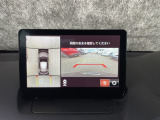 狭い場所での駐車やすれ違いなどでより的確な運転操作に役立つ360&deg;ビューモニターが装備されています。