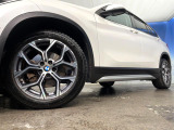 ●純正18インチアルミホイール:輸入車ならではの卓越した走りを支えるホイールと足回りです!日本車の走りに慣れている方にもぜひ体感して頂きたいほど、高いレベルでまとまっています!