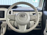 握りやすいステアリングで、運転操作をサポート。快適なドライビングポジションを実現し、長距離運転でも疲れにくい設計です。