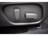 運転席パワーシート 電動シート採用で細かい微調整ができ、ドライビングポジションにしっかり合わせることで疲労軽減や事故防止につながります♪♪