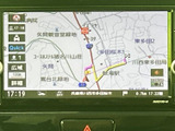 鮮明な地図表示で、運転に集中しながらもスムーズなルート案内が可能です。細かな道路情報も確認できるので、初めての場所でも安心です。遠出も気軽に楽しめます。
