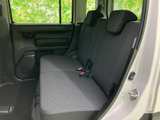 後席からの眺めも良好で、開放感のある空間です。会話も弾みやすく、楽しいカーライフを過ごせます。