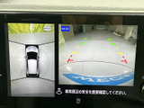 後方確認をサポートするモニターで、安全な運転を支援。狭い道や駐車時も、より安心して操作できます。