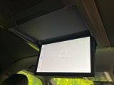 【14型有機ELフリップダウン】三列目からでも迫力のエンタメが観れる大画面フリップダウン。有機ELのモニターでは、一般的なフリップダウンよりも高コントラストでキレイな映像を楽しめます。