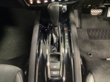 CVT車のセレクトレバーです。低速から高速まで、変速ショックのないスムーズな走りと、エンジン効率のよい領域を維持して燃費にも貢献します。サイドブレーキはスイッチ操作の電子制御パーキングブレーキです。