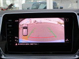 ギアをバックに入れると自動的に車両の後方の映像を映し出します。車庫入れや縦列駐車を行う際に役に立つガイドラインが表示され運転をサポートしてくれます.