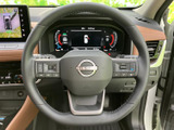 握りやすいステアリングは、操作性も抜群。スイッチ類も配置されており、運転中でも直感的に操作できます。