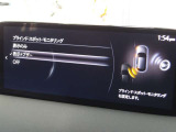 BSMは、車線変更時における運転者の後方確認を支援するシステムです。自車の後方から接近する車両を検知すると、接近表示灯(ミラーに設置)         と警報音で運転者に危険を知らせます。