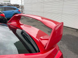 【大型リヤスポイラー】スポーツカーらしさがグッと引き立つ大型リヤスポイラーを装着♪高速走行時のスタビリティ(走行安定性)向上に役立ちます。