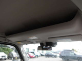 運転席ルーフには収納があり書類等を入れるのに便利な収納があります。