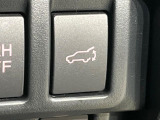 【パワーバックドア】スマートキーや運転席のボタンを押すだけでリアゲートが自動で開閉します!荷物を持っている時や、高い位置にあるバックドアを閉める際に便利な機能です♪