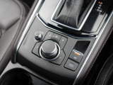 ナビ&オーディオ操作ダイヤル「コントロールコマンダー」は自然と手の触れる位置に配置されています。目線を外すことなく手元で操作できます。また、パーキングブレーキは電動式となっております。