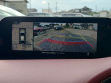 前後と左右のカメラで周囲の状況がモニターに映し出されます