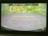 狭い場所でも安心。後方の状況を画面で確認できるので、安全な駐車操作をサポートします。