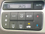 【オートエアコン】一度お好みの温度に設定すれば、車内の温度を検知し風量や温度を自動で調整。暑い&hellip;寒い&hellip;と何度もスイッチ操作をする必要はありません。快適な車内空間には必須の機能ですね♪