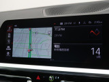 【純正ナビゲーション】BMWのナビゲーションは操作性も良く、詳細な地図情報と交通状況を見やすく表示し、快適なドライビングをサポートしながら目的地までナビゲートします。