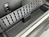 ラゲッジフロアの下には【ラゲッジボックス】が。小物や汚れたブーツなどを整理・収納できます。