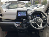 すっきりした運転席周りにはナビやエアコンの操作パネルを設置しておりますので、お一人での運転でもご安心できます。