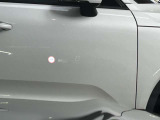 納車前整備は、メルセデスベンツ国際認定メカニックによる最新の検査ライン等の施設が充実した当社工場で入念に行います。メルセデス・ベンツの定める厳しい基準をクリアしたお車のみをご案内させて頂きます。