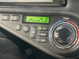 【オートエアコン】一度お好みの温度に設定すれば、車内の温度を検知し風量や温度を自動で調整。暑い&hellip;寒い&hellip;と何度もスイッチ操作をする必要はありません。快適な車内空間には必須の機能ですね♪