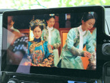 停車中にTVや映像コンテンツを楽しめる機能が備わっています。長距離移動の際の休憩時間に、リラックスした時間をお過ごしいただけます。