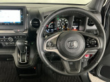 【ハンドル】運転にかかわる様々な操作を安全に行えるように視点移動が少なく操作性に配慮されたスイッチ類が凝縮されたコックピットです。